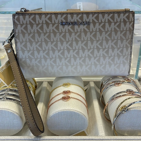 Michael Kors Jet Set Large Ombré Signature Logo Wristlet Wallet Phone
DUSK
NWT - Picture 3 of 16